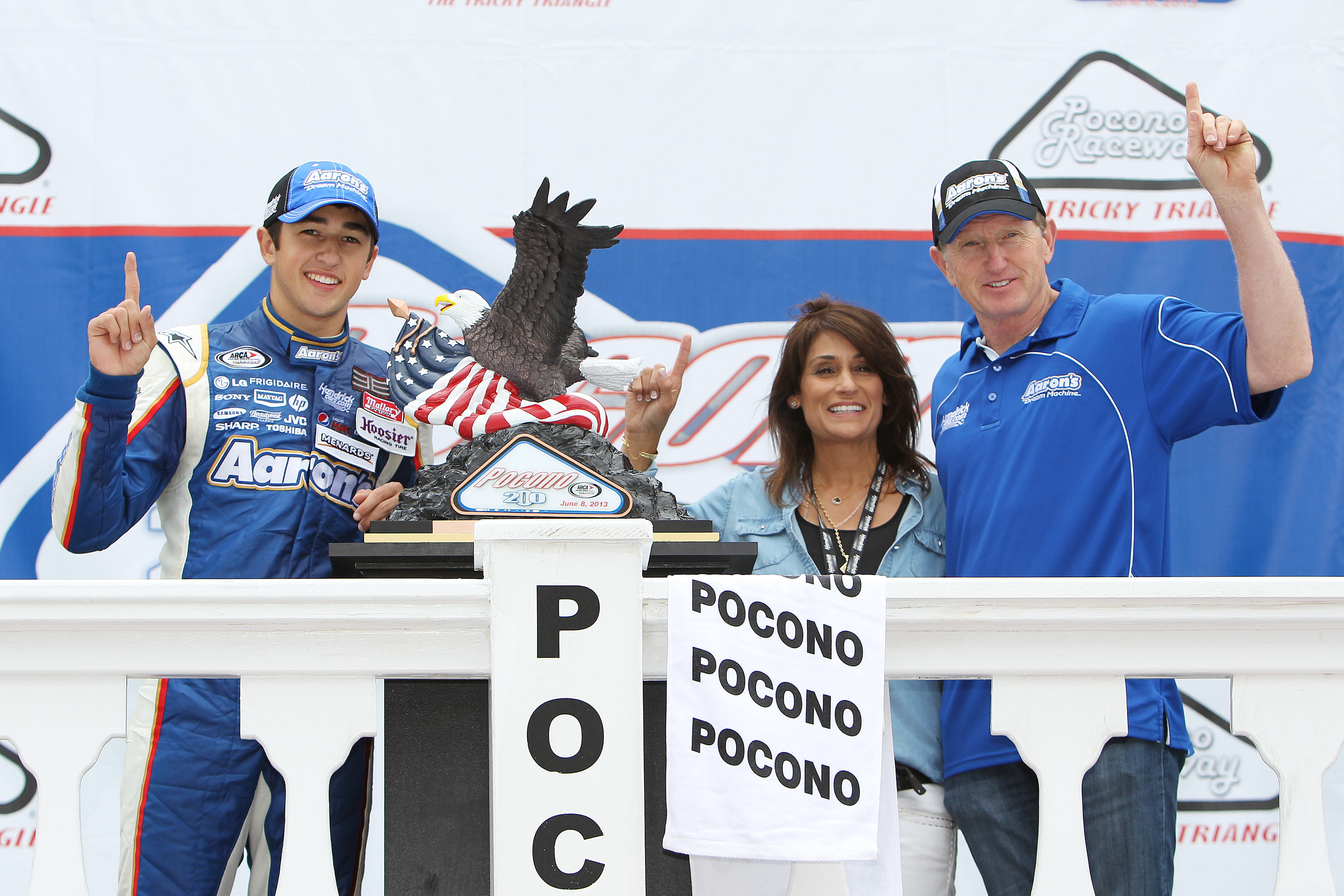 Chase Elliott (L) with his mother, Cindy Elliott, and father, Bill Elliott, in victory lane at Pocono, 2013. Source: Imagn